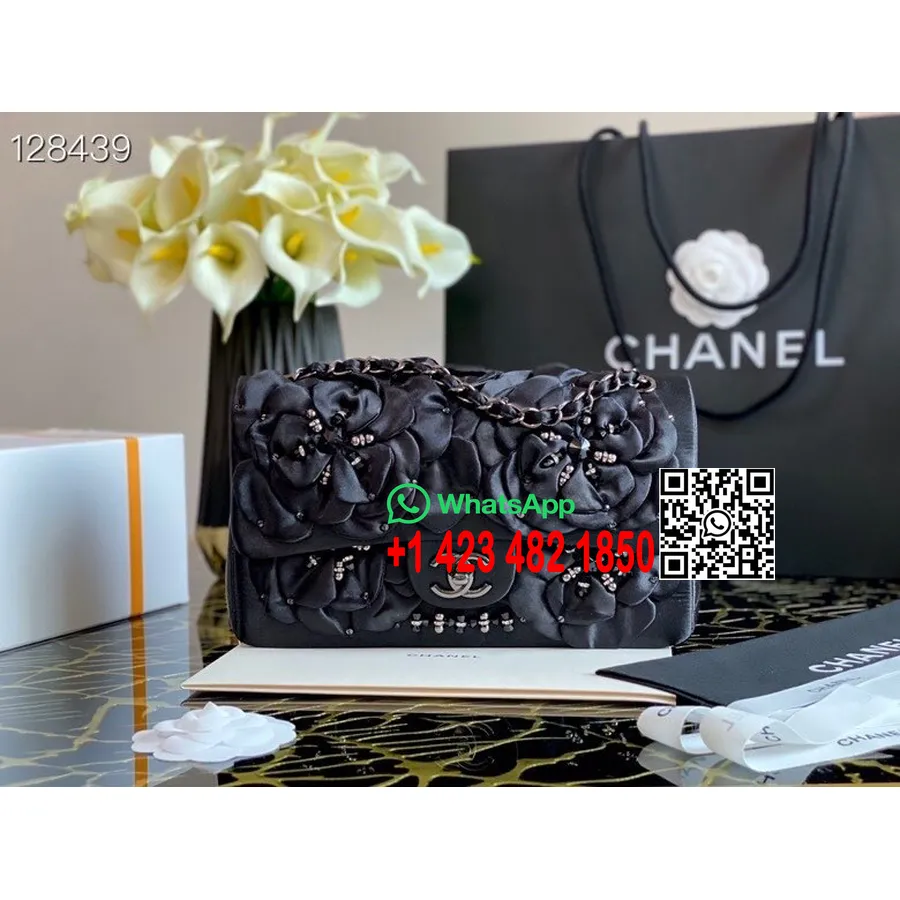 תיק דש קלאסי של Chanel Star Camellia 25 ס"מ סאטן/עור טלה קולקציית טרום סתיו 2020, שחור