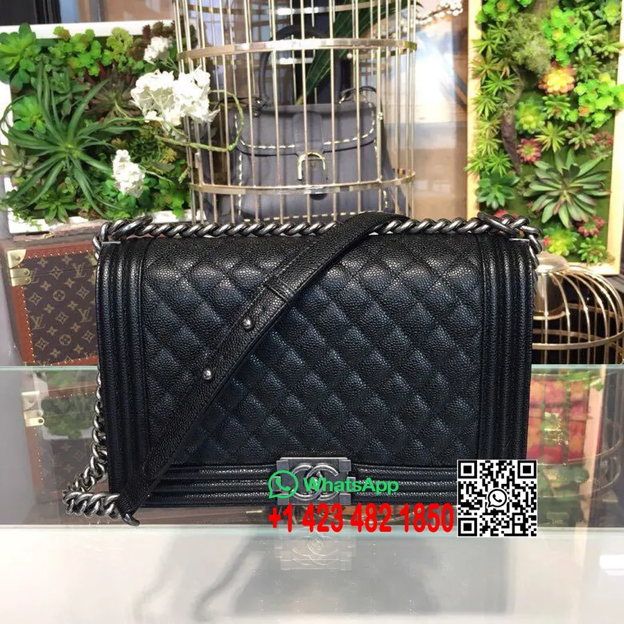 Сумка Chanel Boy 28см из икры из кожи антикварного серебра с фурнитурой, коллекция весна/лето 2019 акт 1, черный