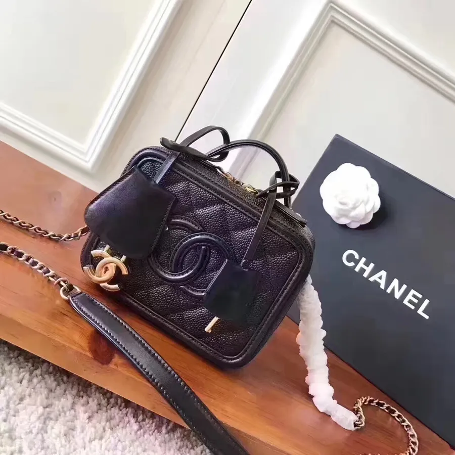 Chanel CC Filigrane Mittelgroße Kosmetiktasche, 17 Cm, Goldene Hardware, Kaviar-Lammleder, Herbst/Winter 2018, Akt 1, Kollektion