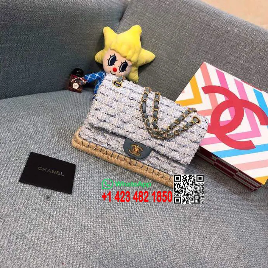 Chanel Bolso Clásico Con Solapa De Tweed Y Paja Tejida 25 Cm Herrajes Dorados Piel De Cordero Caviar Colección Crucero 2019 Azul