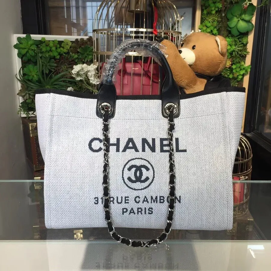 Твидовая сумка-тоут Chanel Deauville 40 см, круизная коллекция 2018, белый/черный