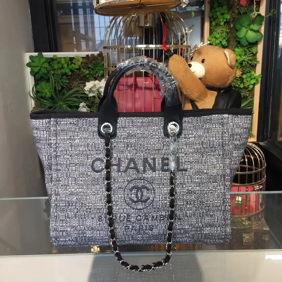 Твидовая сумка-тоут Chanel Deauville 40 см, круизная коллекция 2018, черно-белая