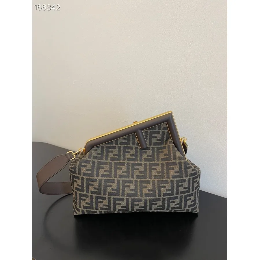 תיק בינוני קלץ' ראשון של Fendi Ff קנבס/עור נאפה 32 ס"מ קולקציית סתיו/חורף 2021, חום