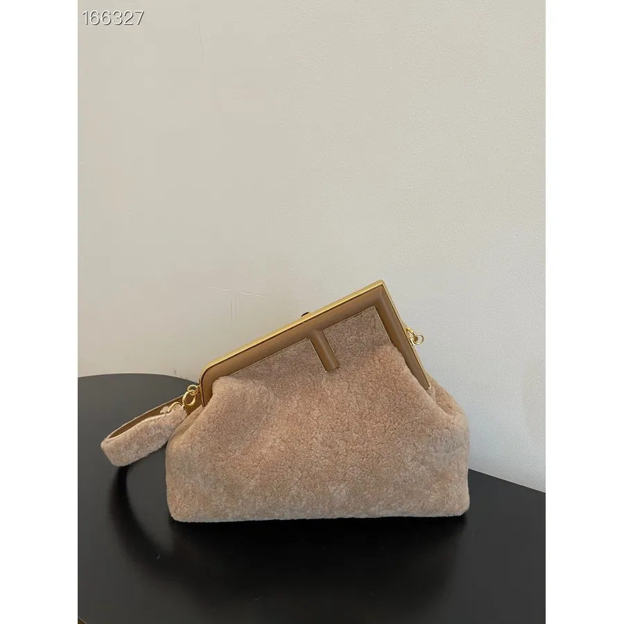 Fendi First Clutch Medium Bag Merino Saueskinn/nappa Skinn 32cm Høst/vinter 2021 Kolleksjon, Beige