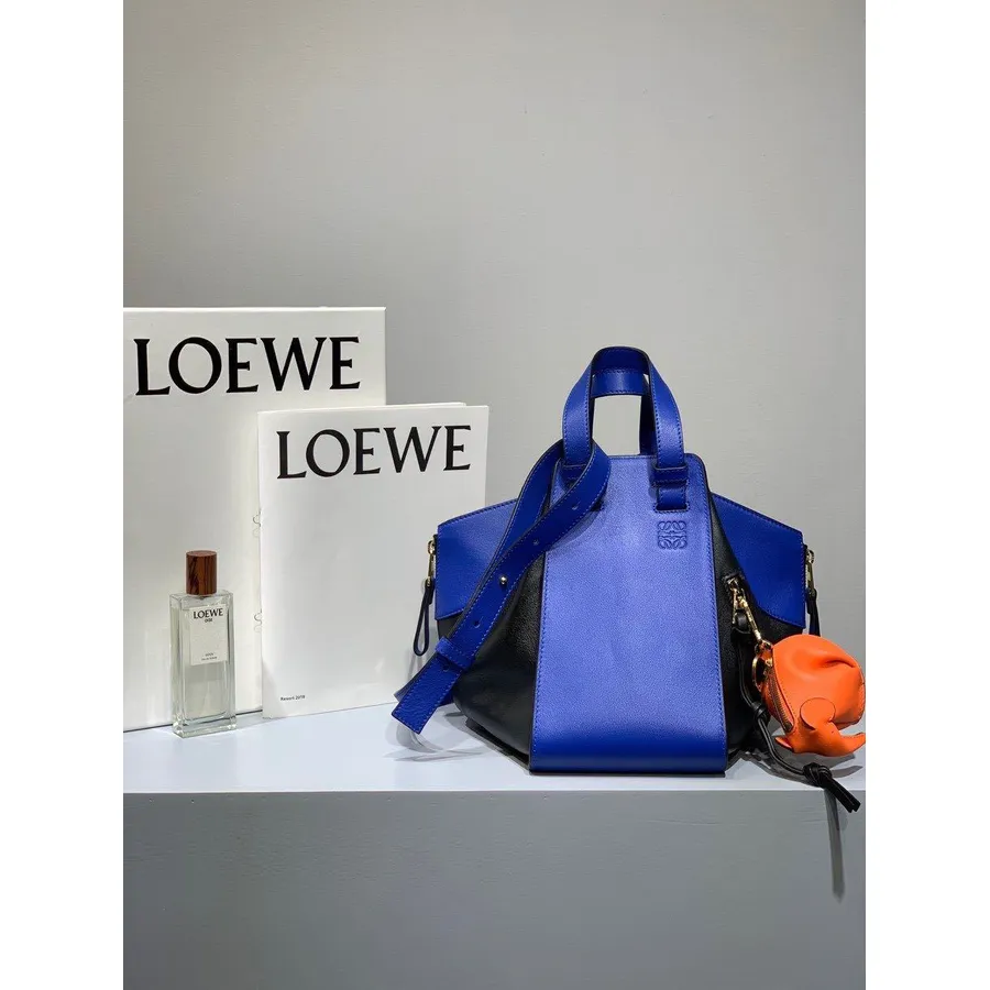 Taška Na Hojdaciu Sieť Loewe 29 Cm Z Teľacej Kože Kolekcia Jar/leto 2020, Modrá/čierna