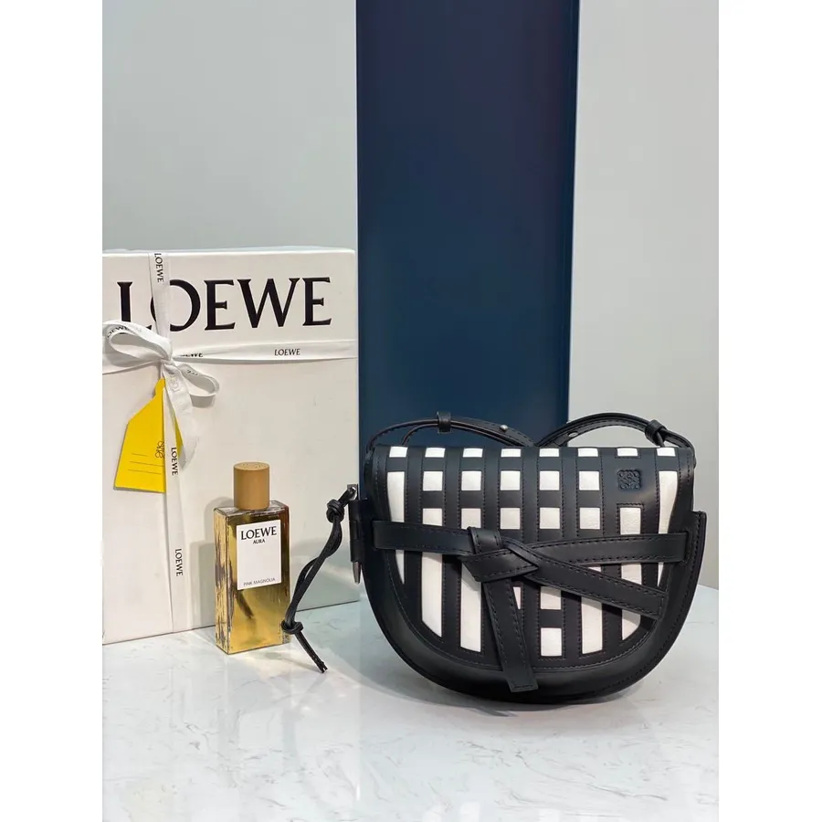 Tas Sadel Loewe Koleksi Musim Semi/musim Panas 2020 Kulit Anak Sapi 20cm, Hitam/putih