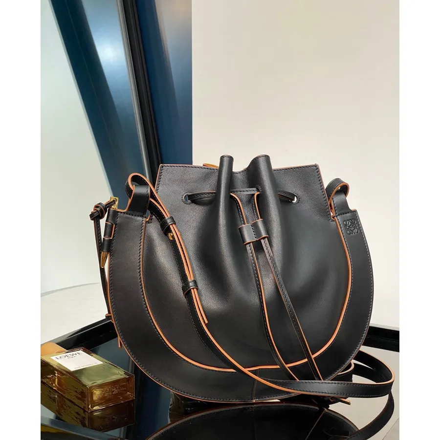 Loewe Bolsa Ferradura 28cm Couro De Bezerro Coleção Primavera/verão 2020, Preta