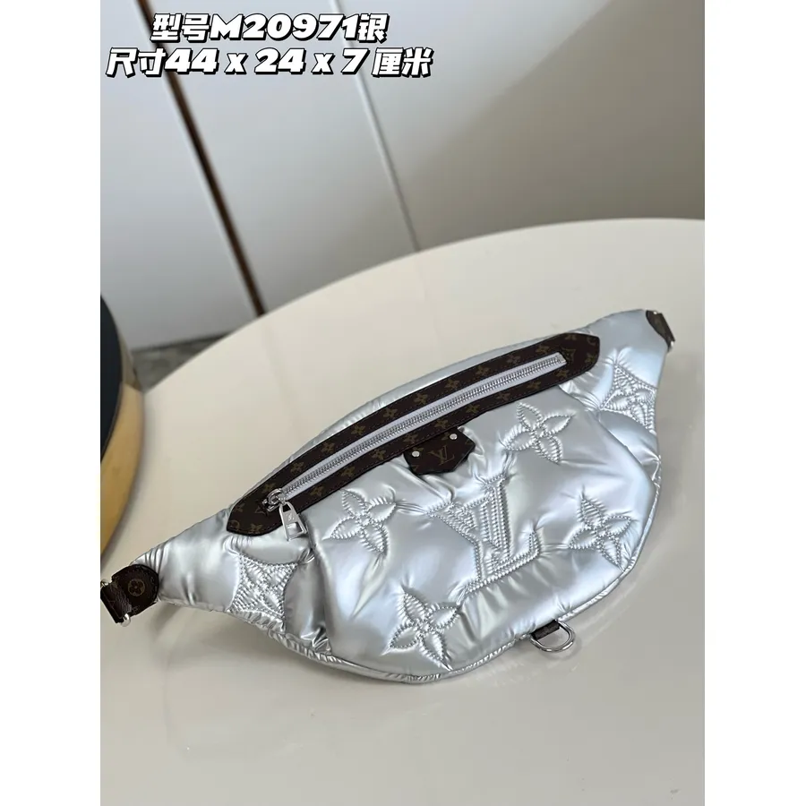 Louis Vuitton Lv Pute Maxi Bumbag 44cm Econyl Med Mini Monogram Belagt Lerretskant Høst/vinter 2022 Kolleksjon M20971, Silve