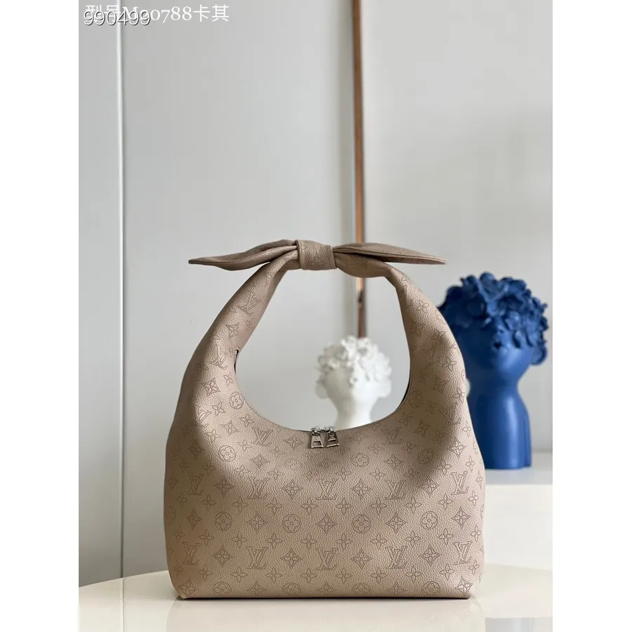 Louis Vuitton Why Knot чанта Pm 16 см перфорирана машина телешка кожа колекция пролет/лято 2022 M20788, галета