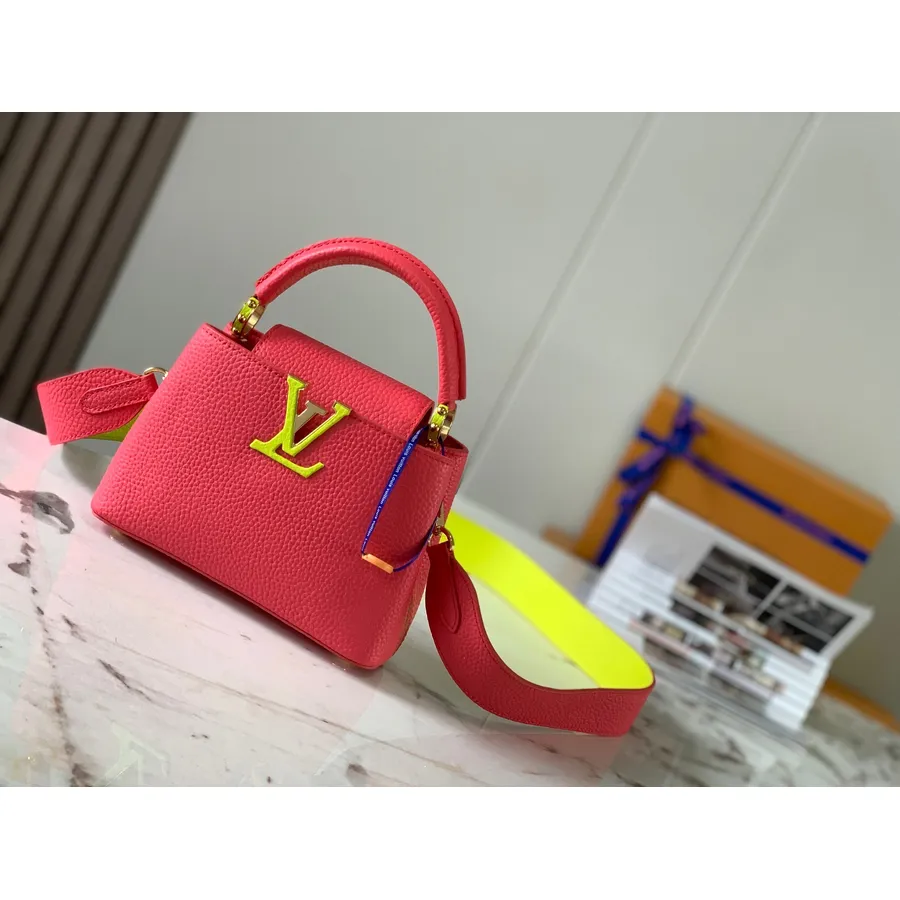 Louis Vuitton Capucines Mini Soma 21cm Taurillon ādas Pavasara/vasaras 2022 Kolekcija M59440, Karsti Rozā/neona Zaļa