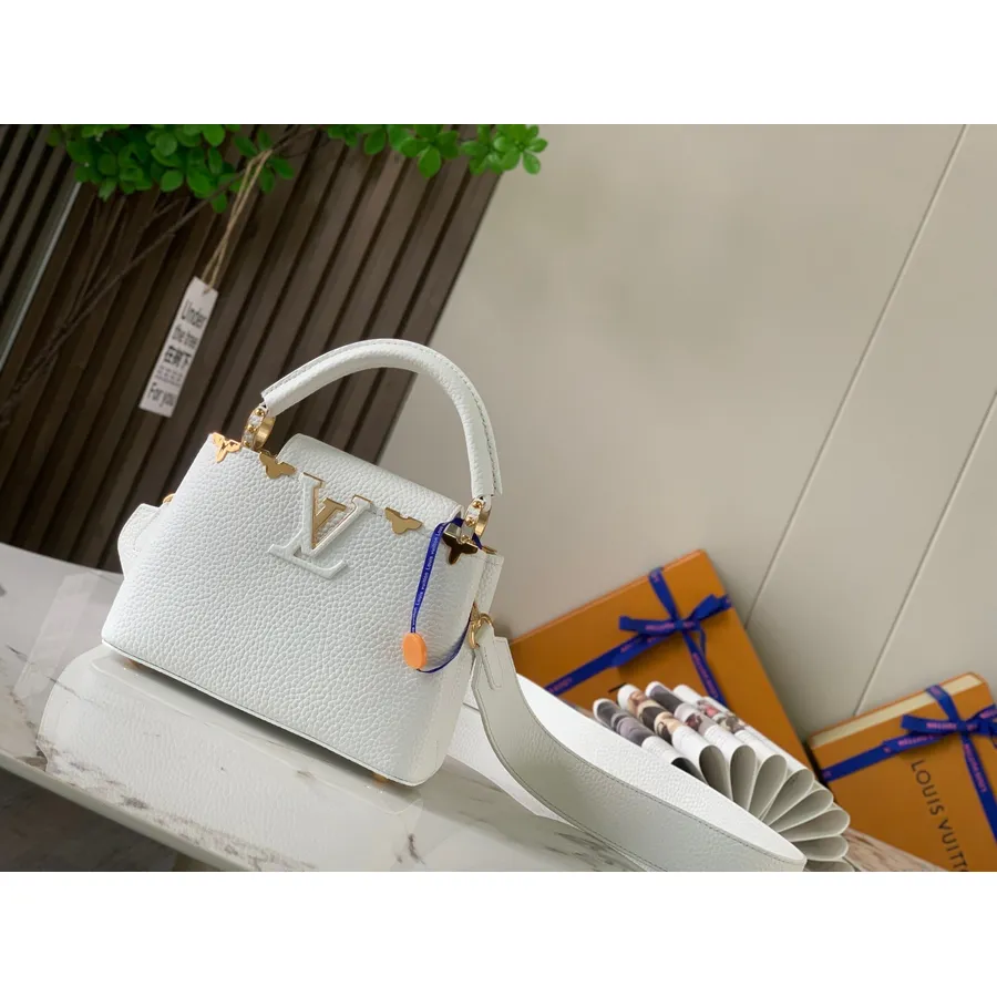 Louis Vuitton Capucines Mini Soma 21cm Ar Metāliskiem Ziediem Taurillona āda Pavasara/vasaras 2022 Kolekcija M54663, Balta