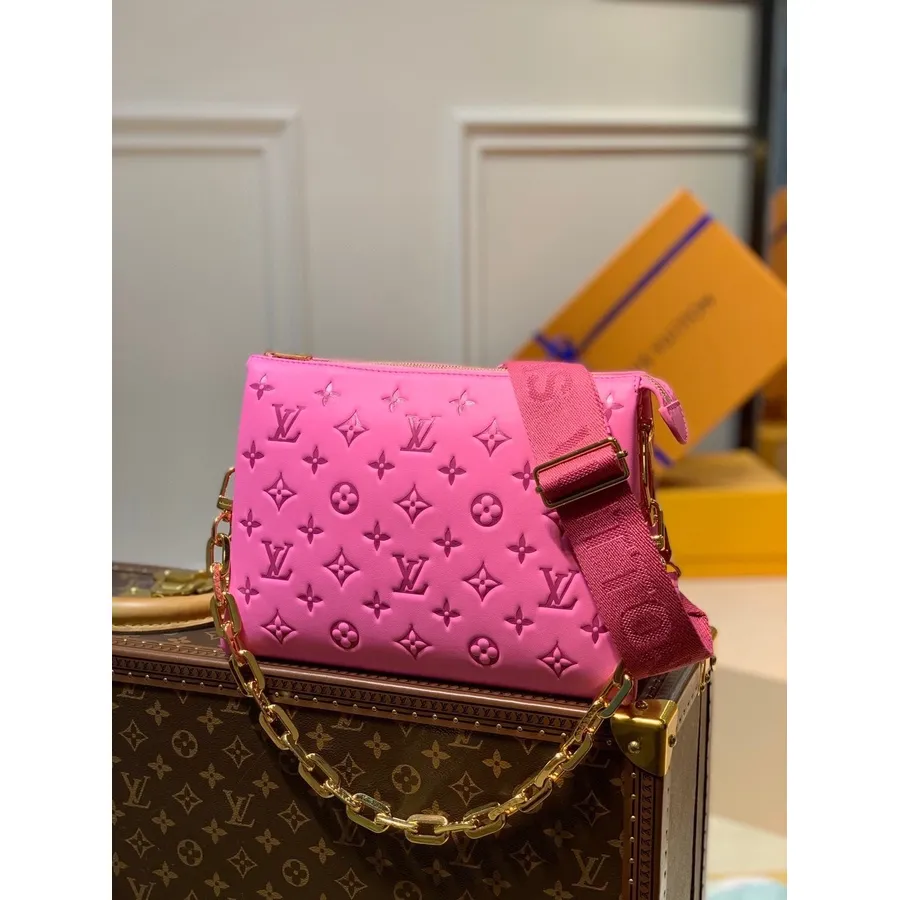 Louis Vuitton Coussin Pm Taske 26cm Monogram Præget Hævet Lammeskind Læder Forår/sommer 2021 Kollektion M58628, Pink/rød