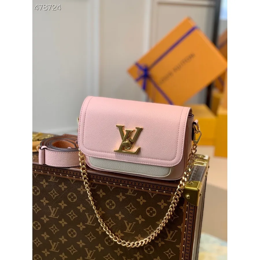 Louis Vuitton Lock Me Tender Bag 20cm Kornet Kalveskinn Vår/sommer 2021 Kolleksjon M58555, Rosevann