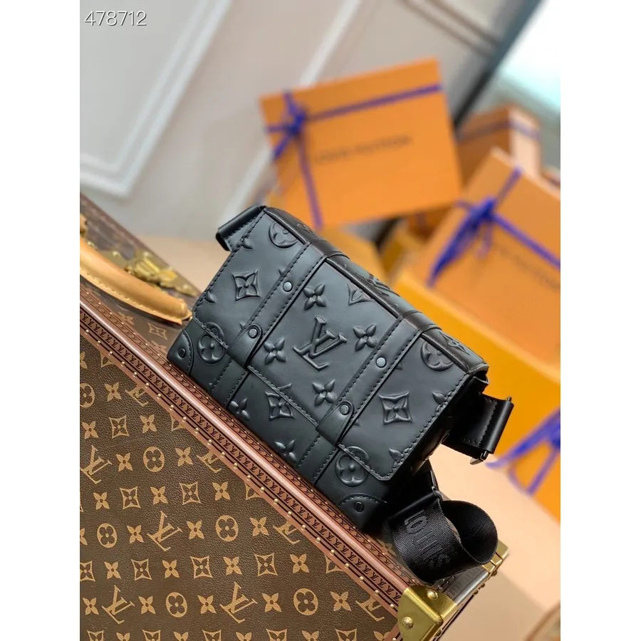 Сумка-слинг-слинг Louis Vuitton, 20 см, из яловой кожи с монограммой, коллекция весна/лето 2021, M57952, черный