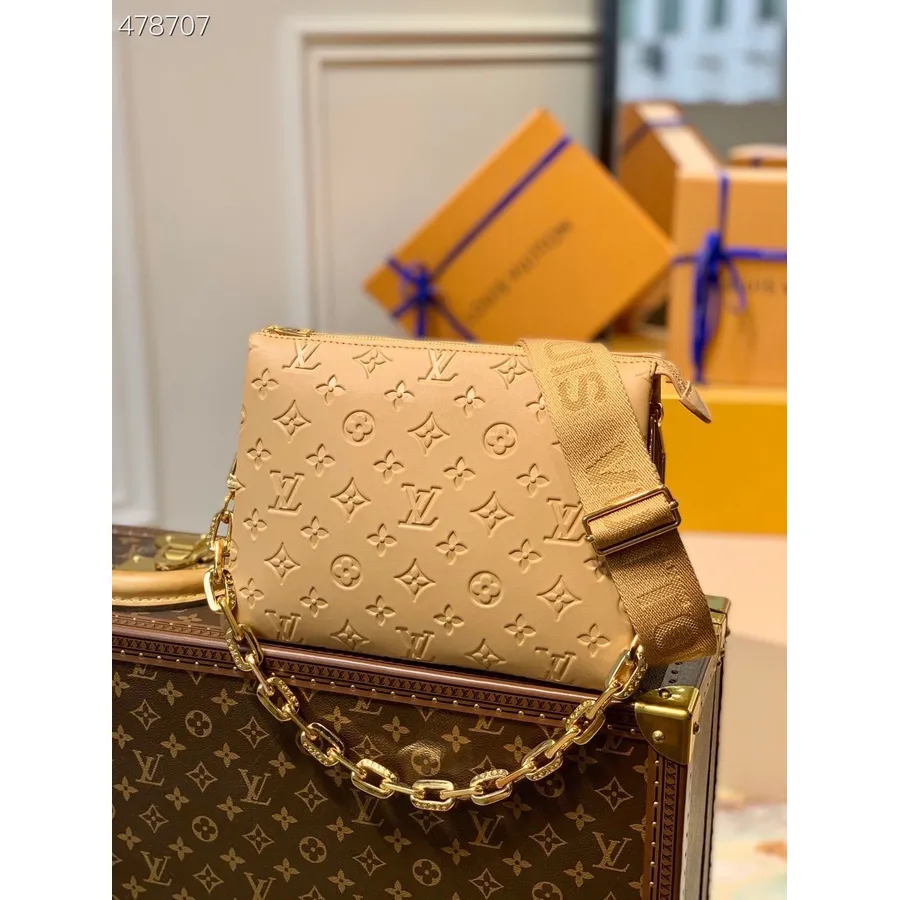 Louis Vuitton Coussin Pm Tas 26 Cm Monogram Reliëf Gezwollen Lamsleer Lente/zomer 2021 Collectie M57793, Beige