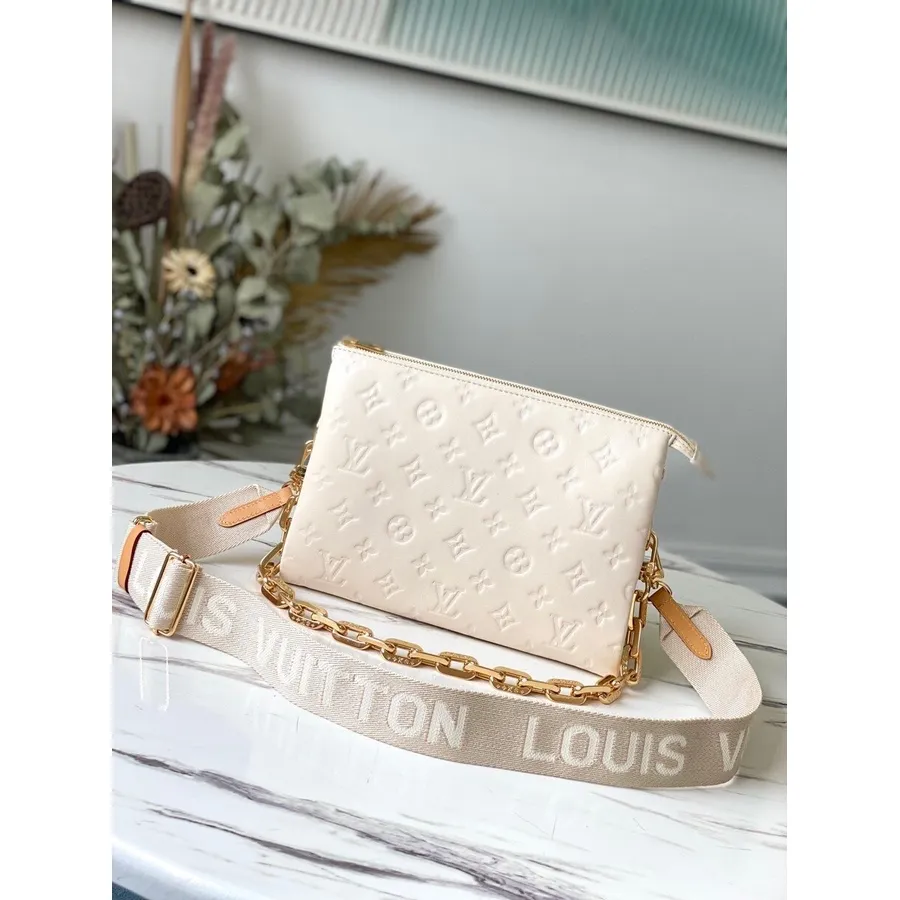 Louis Vuitton Coussin Pm Taske 26cm Monogram Præget Puffy Lammeskind Læder Forår/sommer 2021 Kollektion M57793, Creme