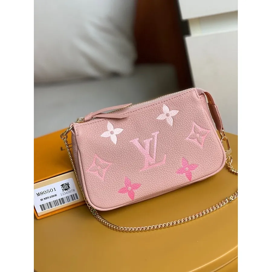 Louis Vuitton Mini Pochette Kiegészítők 15cm Monogram Empreinte Bőr Tavaszi/nyári 2021 Kollekció M80502, Bouton De Rose Pin