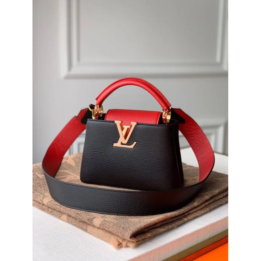 Мини-сумка Louis Vuitton Capucines 22см из кожи тауриллон, коллекция весна/лето 2020, M56071, черный/красный