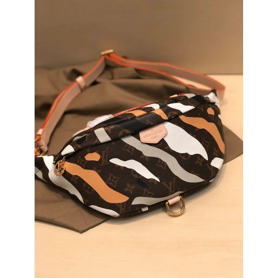 Bolsa Louis Vuitton Bum 38cm Monograma Zebra Lona Primavera/Verão 2020 Coleção M43644, Ouro/Prata