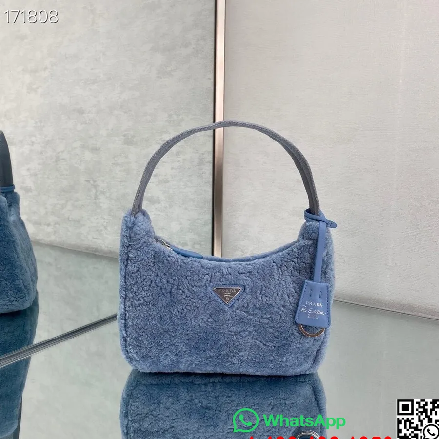 Prada Shearling Pels Re-edition 2000 Hobo Skulderveske 22cm 6620 Høst/vinter 2020 Kolleksjon, Lyseblå