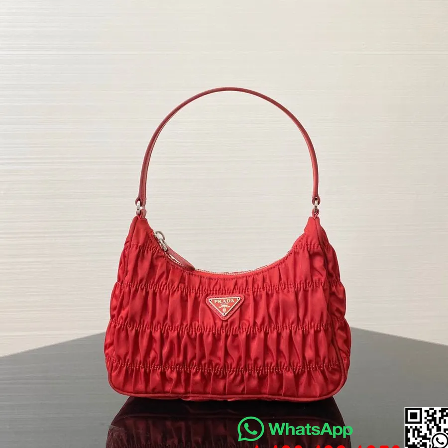 Prada Réédition 2002 Sac Hobo En Nylon Froncé 24 Cm Collection Printemps/été 2020, Rouge