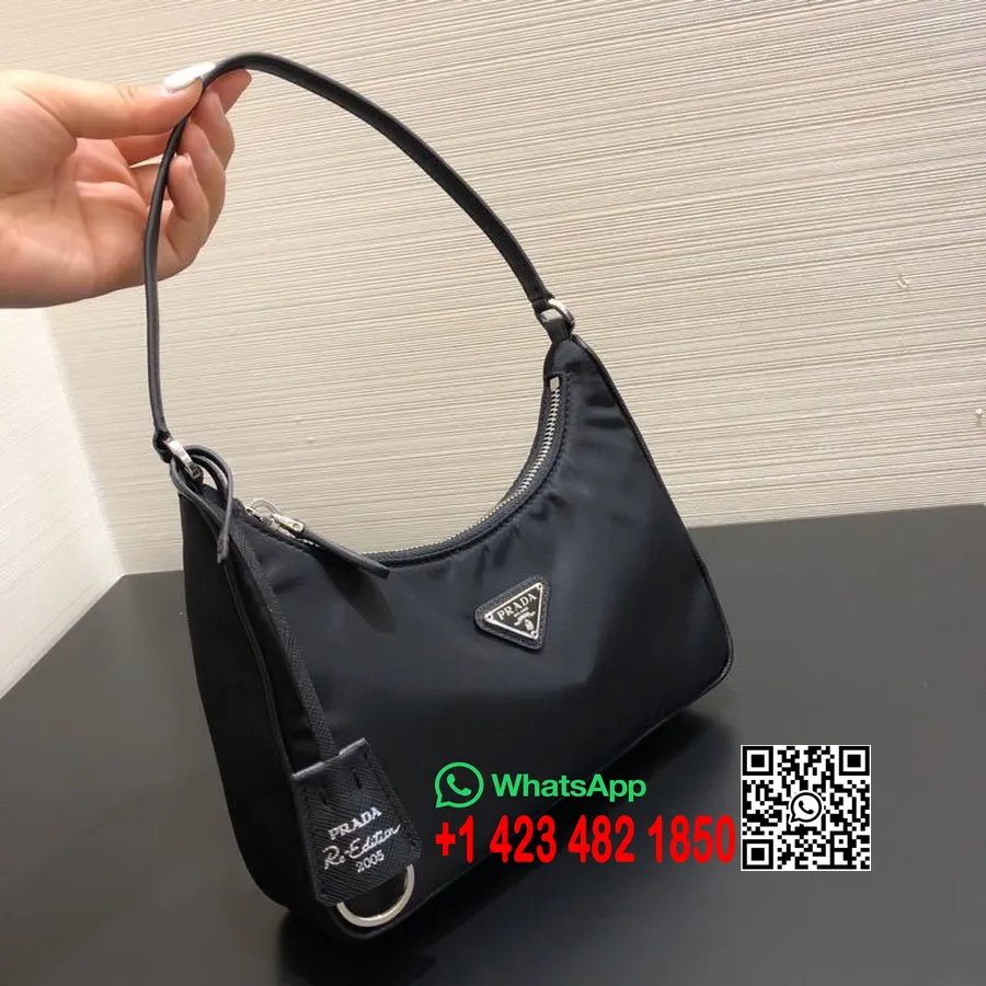 Prada Re-edition Nylon Hobo Bag 24cm Vår/sommar 2020 Kollektion, Svart