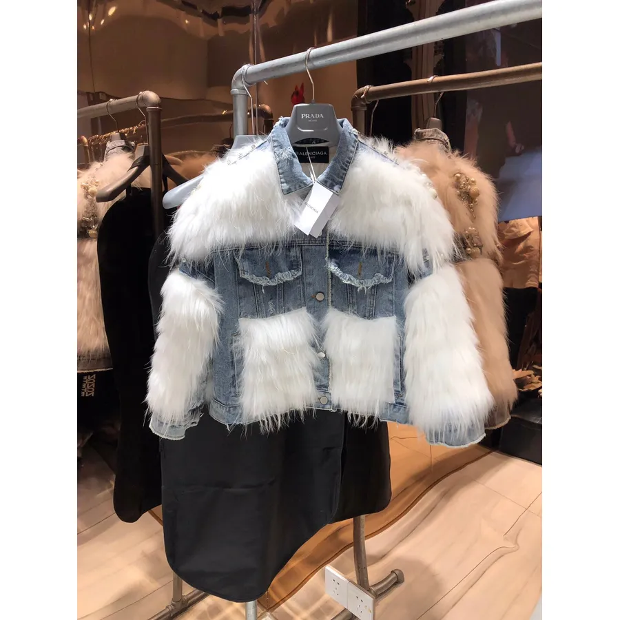 Giacca In Denim Con Pelliccia Di Volpe Decorata Con Perle Di Balenciaga, Collezione Autunno/inverno 2019, Denim Bianco/azzurro