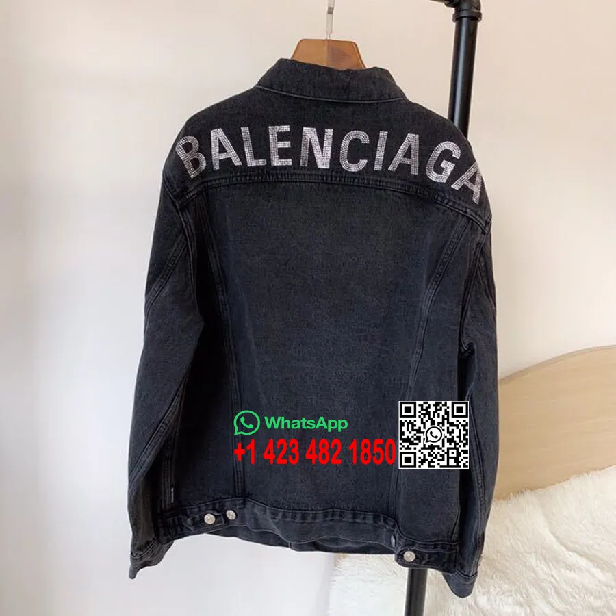 ژاکت جین آرم بزرگ Balenciaga با جزئیات بدلیجات کلکسیون پاییز و زمستان 2019، شلوار جین مشکی