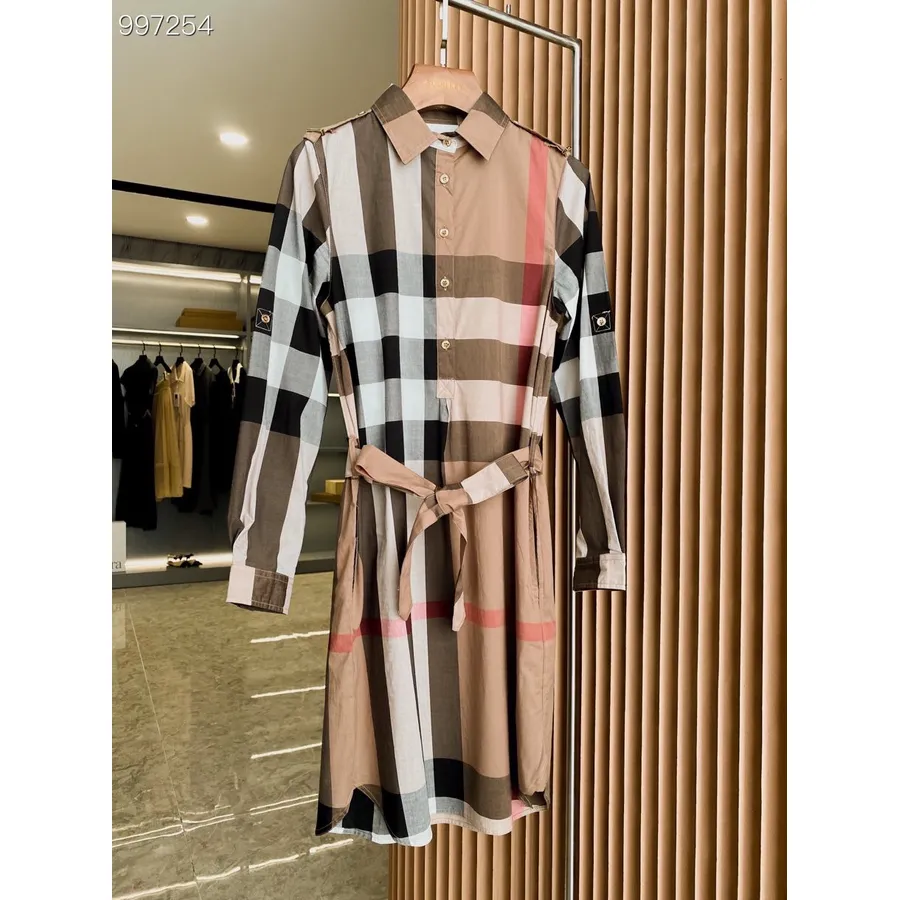 Burberry Boutonné Plissé Gros Carreaux Cravate Robe En Coton à Manches Courtes Collection Automne/hiver 2022, Marron