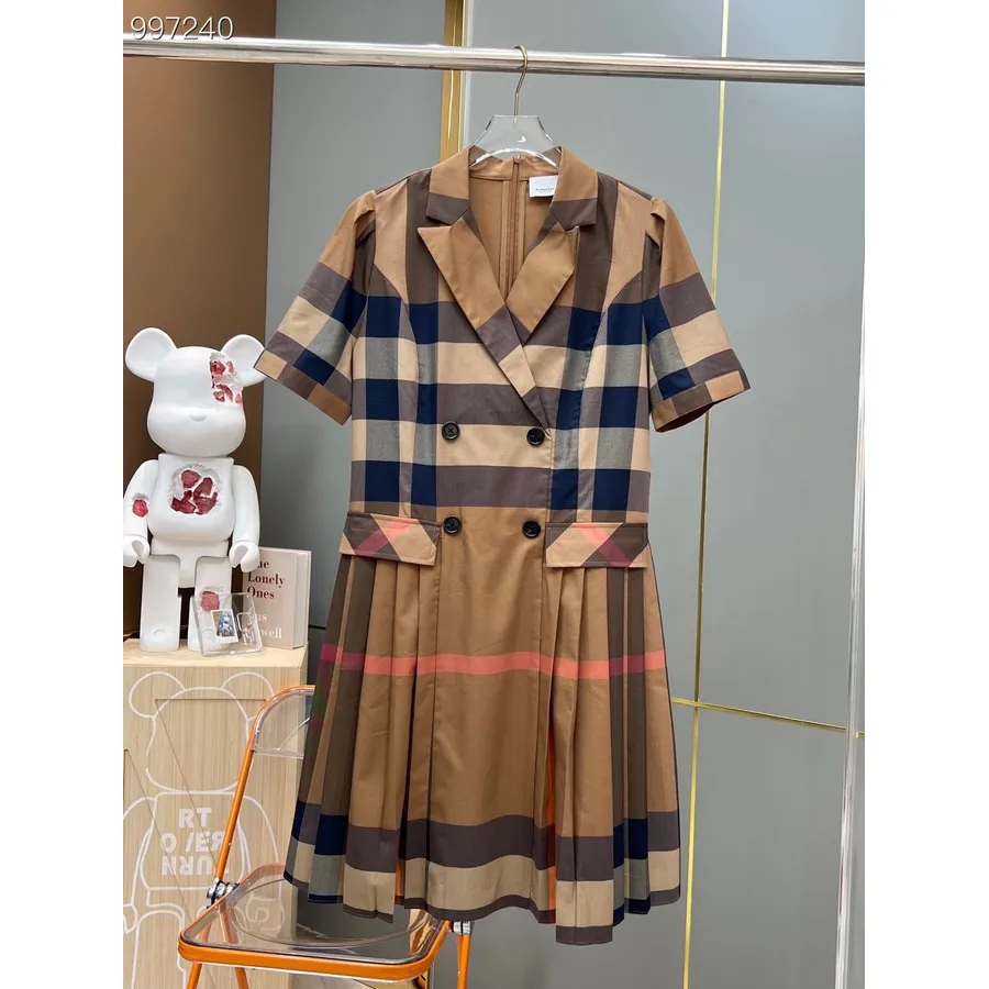 Vestido Burberry De Algodón De Manga Corta Con Botones, Plisado Y Anudado A Cuadros, Colección Otoño/invierno 2022, Marrón Oscur