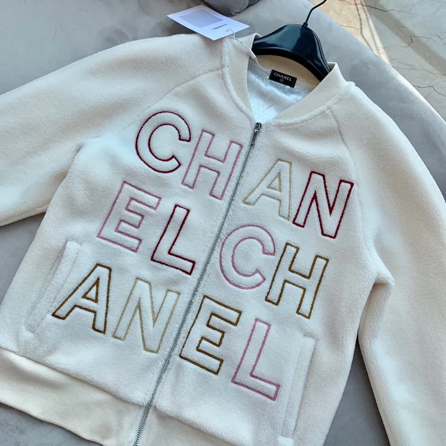 Chanel Stort Motiv Logotyp Shearling Bomberjacka Höst/vinter 2019 Kollektion, Vit