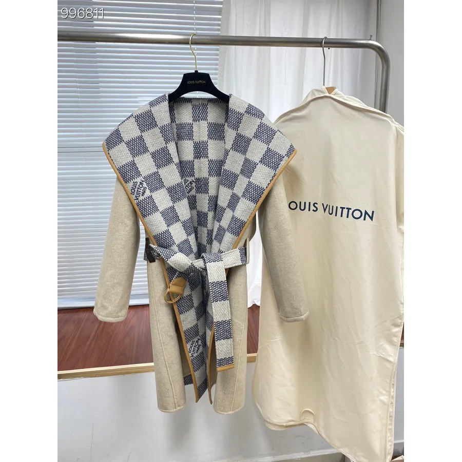 Двустороннее длинное пальто с капюшоном и запахом Louis Vuitton Damier Azur, коллекция осень/зима 2022, цвет слоновой кости