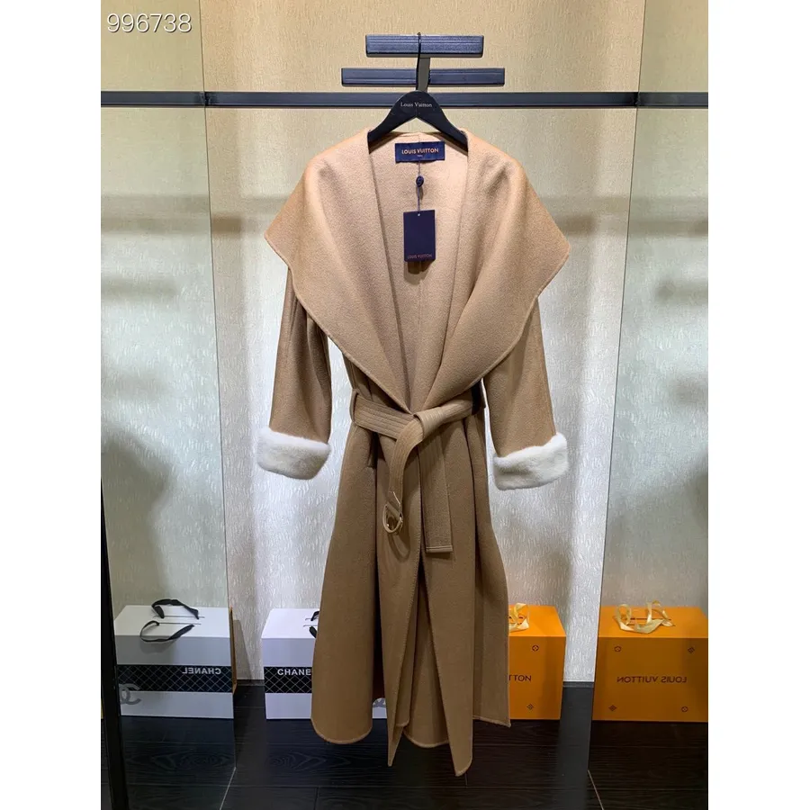 Abrigo Largo Cruzado Louis Vuitton Con Puños De Piel Colección Otoño/invierno 2022, Beige