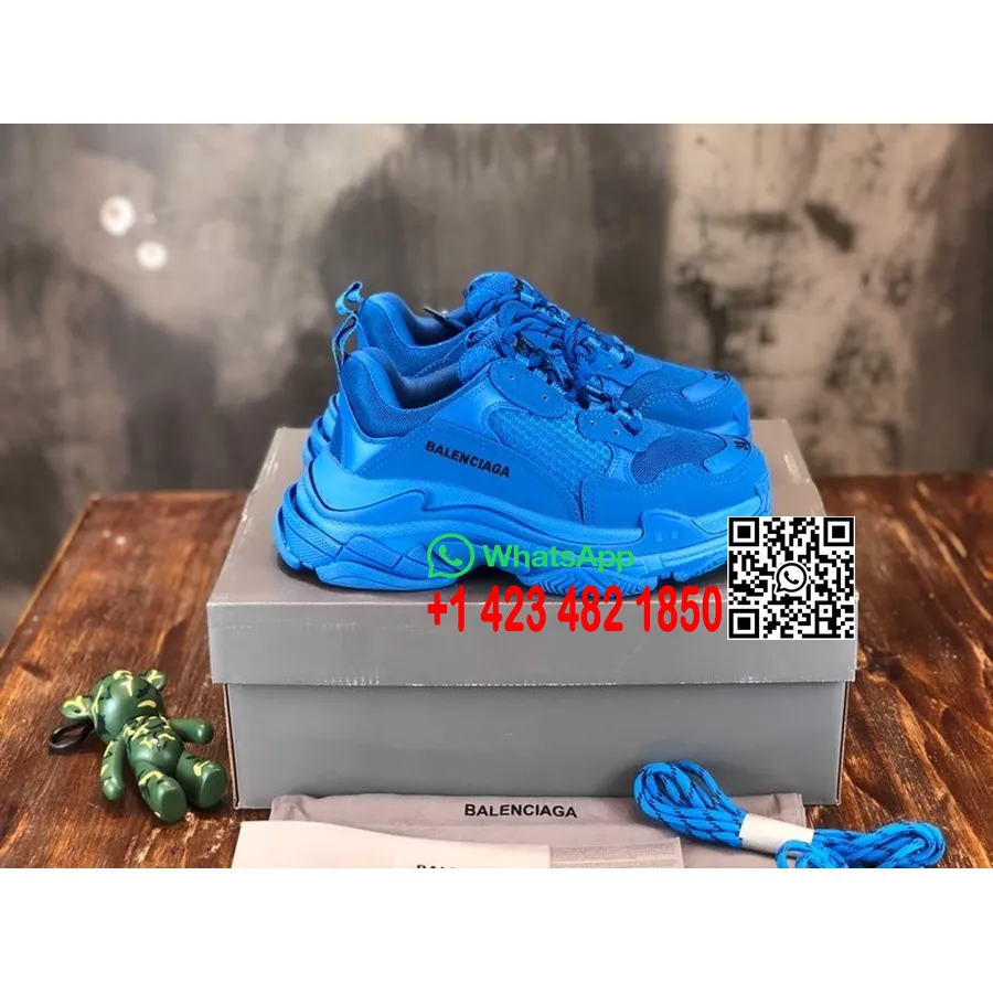 Balenciaga Baskets Triple S En Cuir De Veau Collection Printemps/été 2022, Bleu électrique