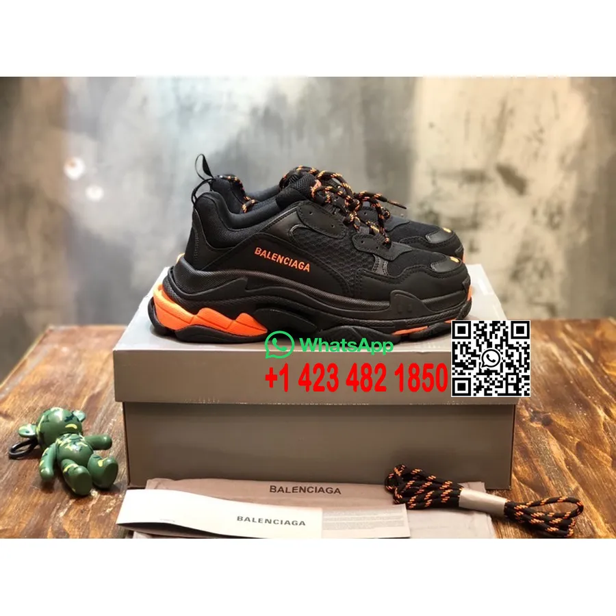 Balenciaga Baskets Triple S En Cuir De Veau Collection Printemps/été 2022, Noir/orange