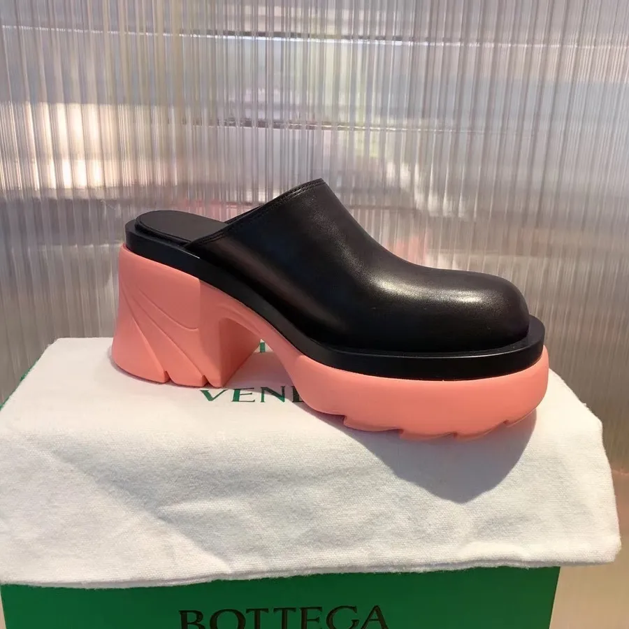 Bottega Veneta Flash Mules Teletina Kolekce Podzim/zima 2021, černá/lososově Růžová