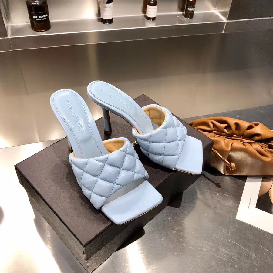 Bottega Veneta Puffy Dream Square Mules Lammleder Frühjahr/Sommer 2020 Kollektion, Hellblau