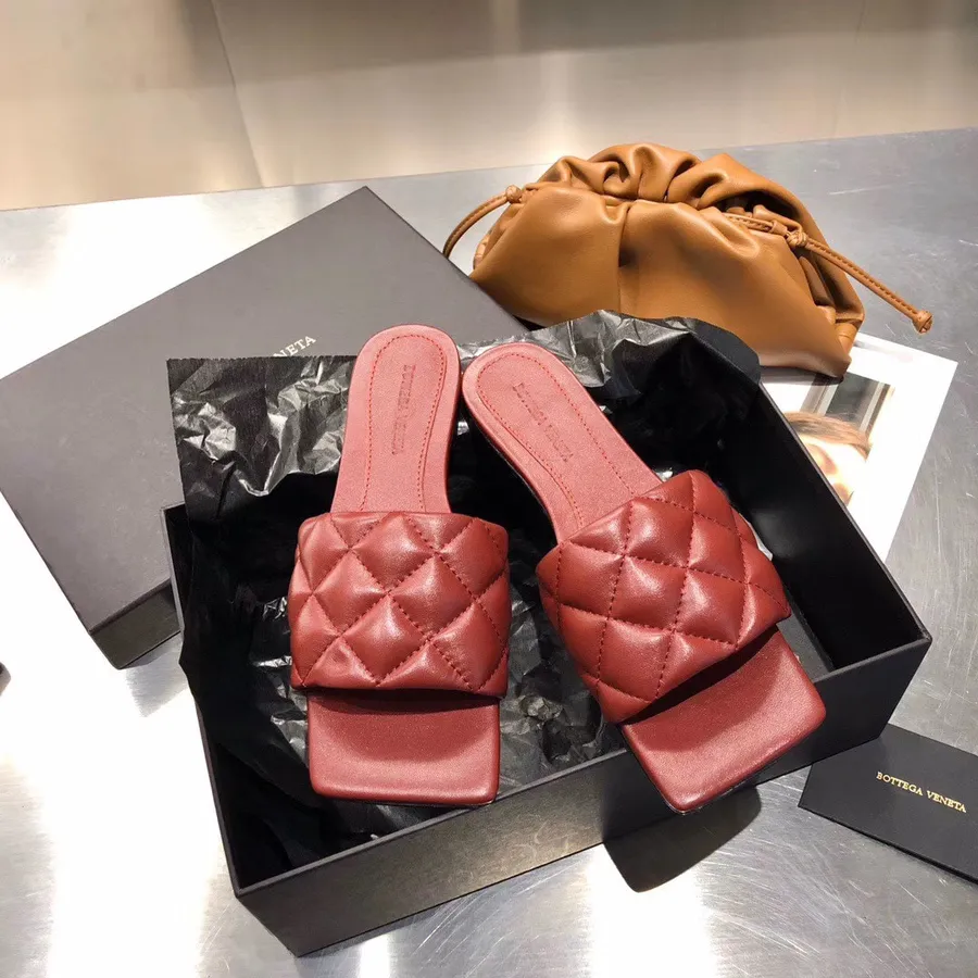 Bottega Veneta Sandal Empuk Ujung Persegi Kulit Anak Sapi Koleksi Musim Semi/musim Panas 2020, Merah Anggur