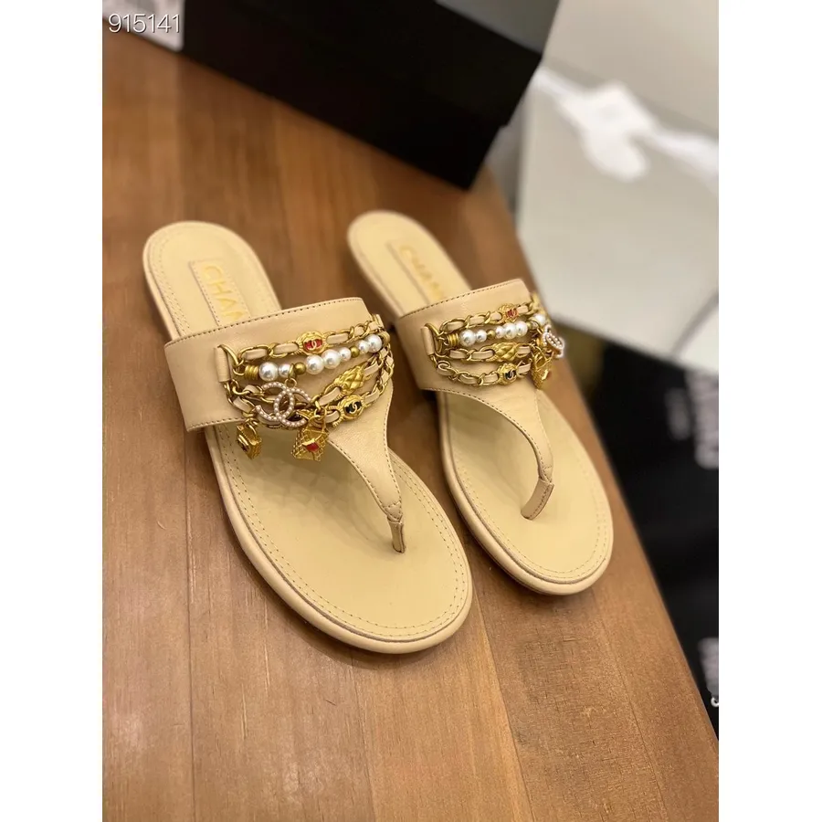 Chanel Charm Kitten Zehenstegsandalen Lammleder Frühjahr/sommer 2022 Kollektion, Beige