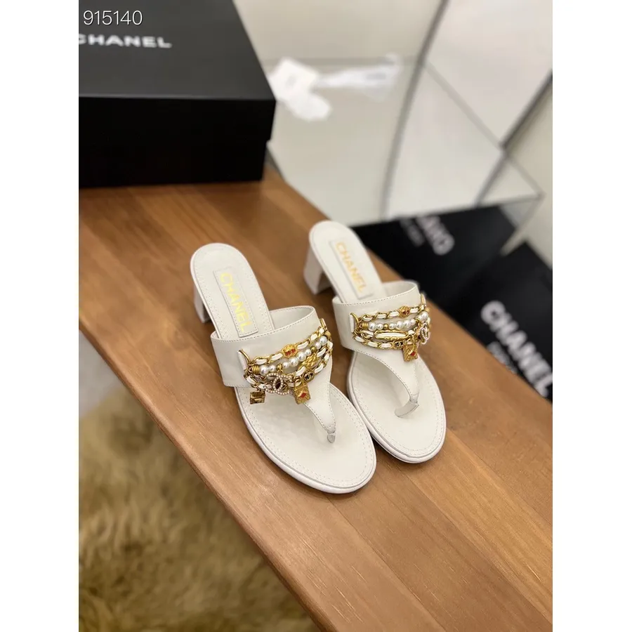 Sandalias De Bajo Tacón Con Dijes De Chanel, Piel De Cordero, Colección Primavera/verano 2022, Blanco.