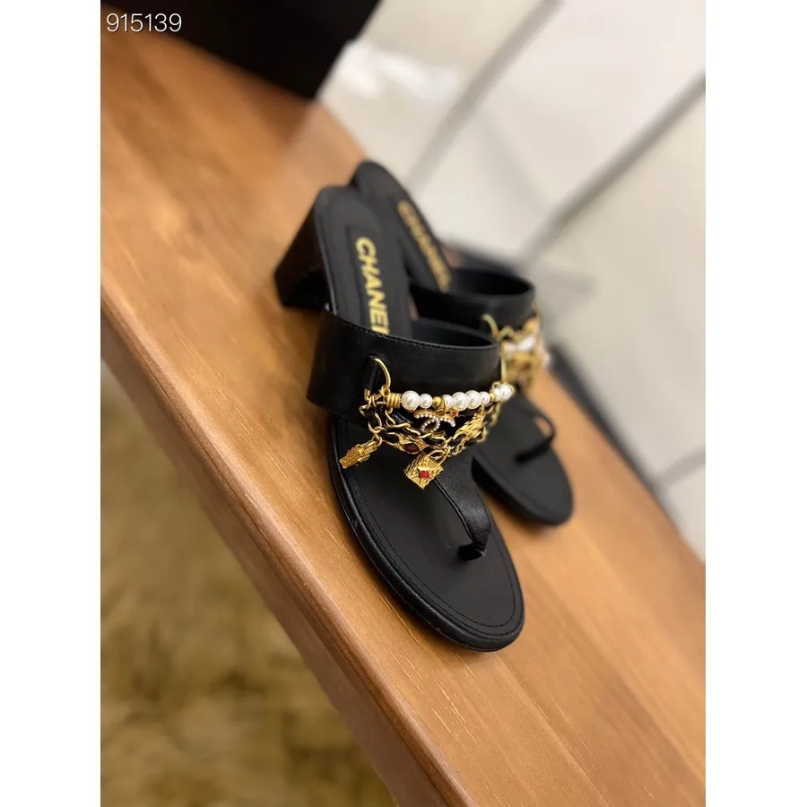 Sandalias De Bajo Tacón Con Dijes De Chanel, Piel De Cordero, Colección Primavera/verano 2022, Negro