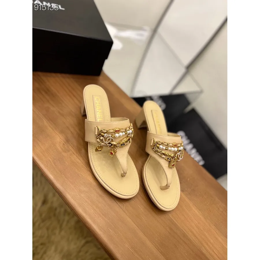 Sandalias De Bajo Tacón Con Dijes De Chanel, Piel De Cordero, Colección Primavera/verano 2022, Beige