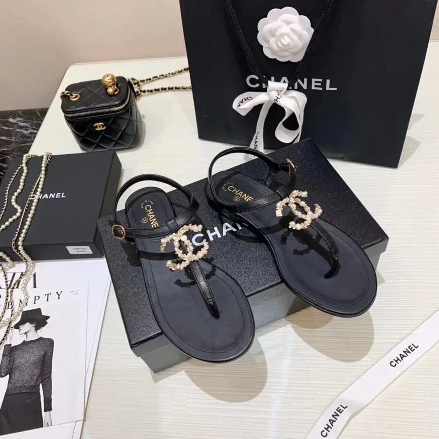 Chanel CC Logo Zehenstegsandalen Canvas/Lammleder Frühjahr/Sommer 2021 Kollektion, Schwarz/gold