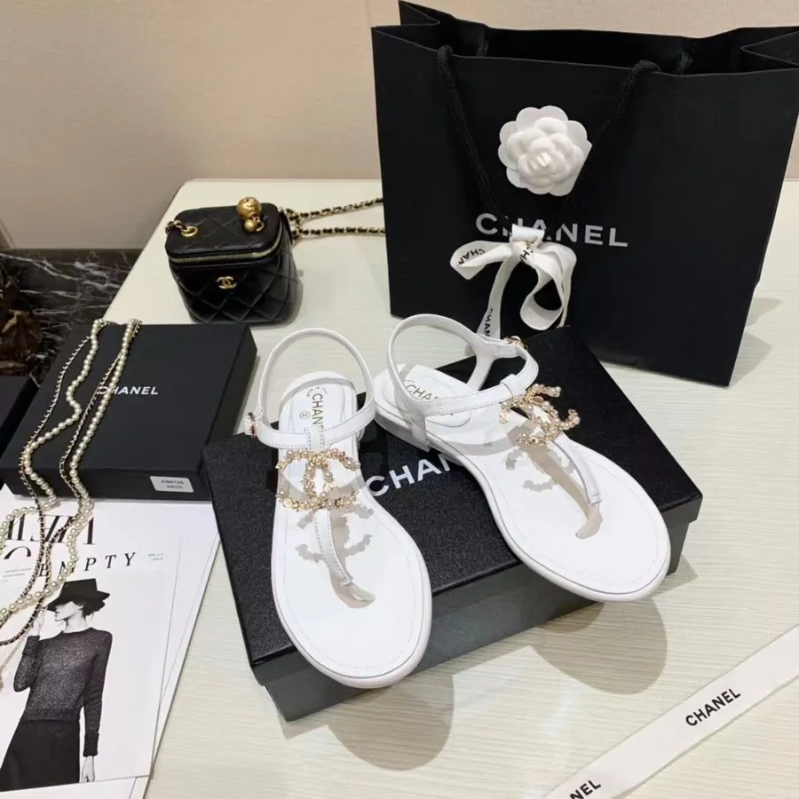 Chanel CC Logo Zehenstegsandalen Canvas/Lammleder Frühjahr/Sommer 2021 Kollektion, Weiß