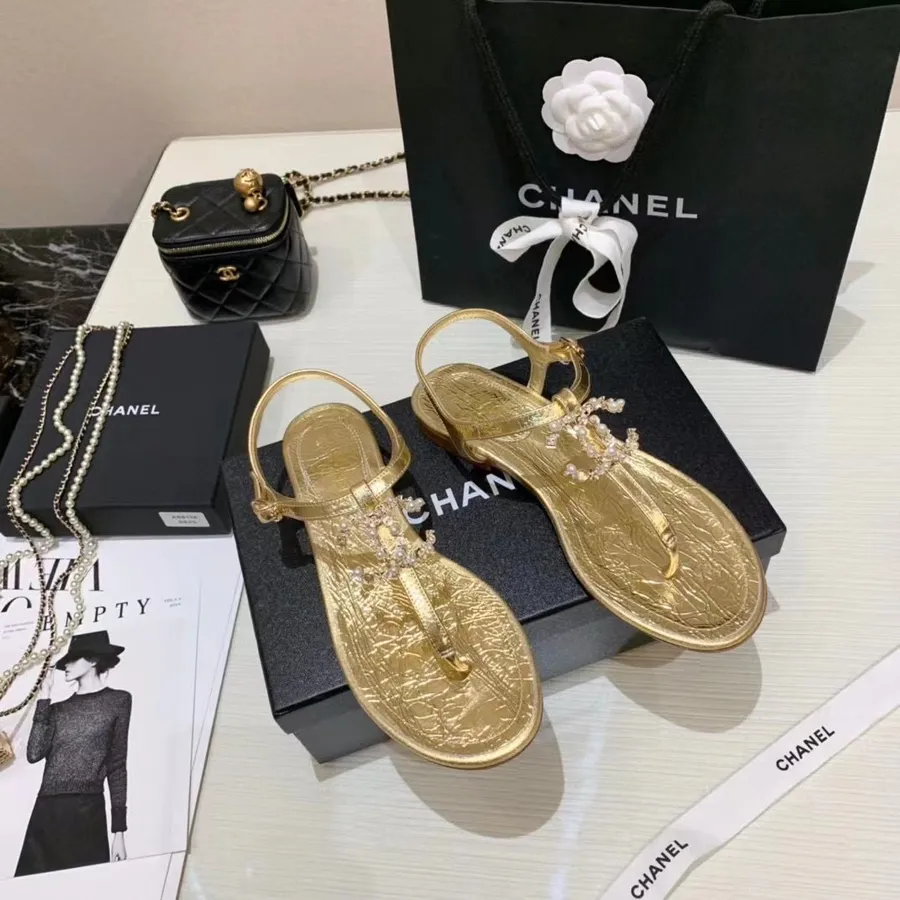 Chanel CC Logo Zehenstegsandalen Canvas/Lammleder Frühjahr/Sommer 2021 Kollektion, Gold