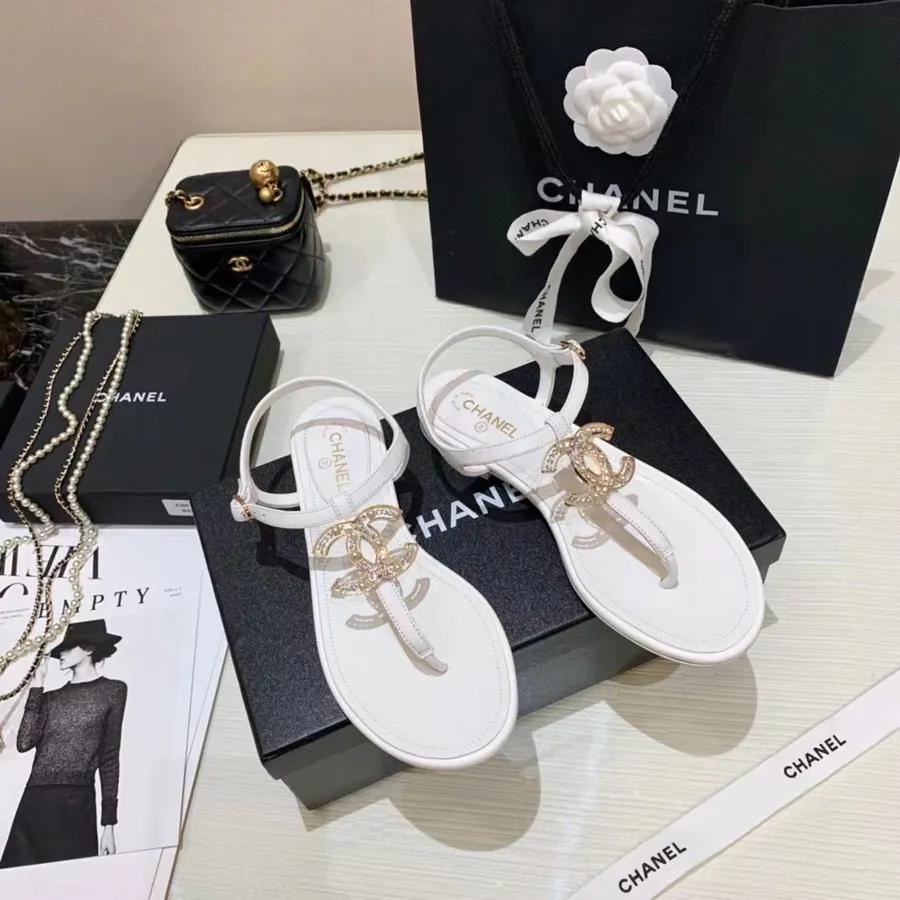 Chanel CC Logo Zehenstegsandalen Canvas/Lammleder Frühjahr/Sommer 2021 Kollektion, Weiß/gold