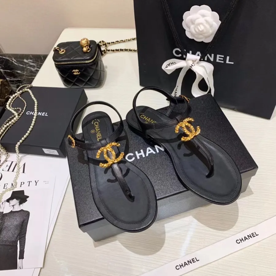 Chanel CC Logo Zehenstegsandalen Canvas/Lammleder Frühjahr/Sommer 2021 Kollektion, Schwarz/gold