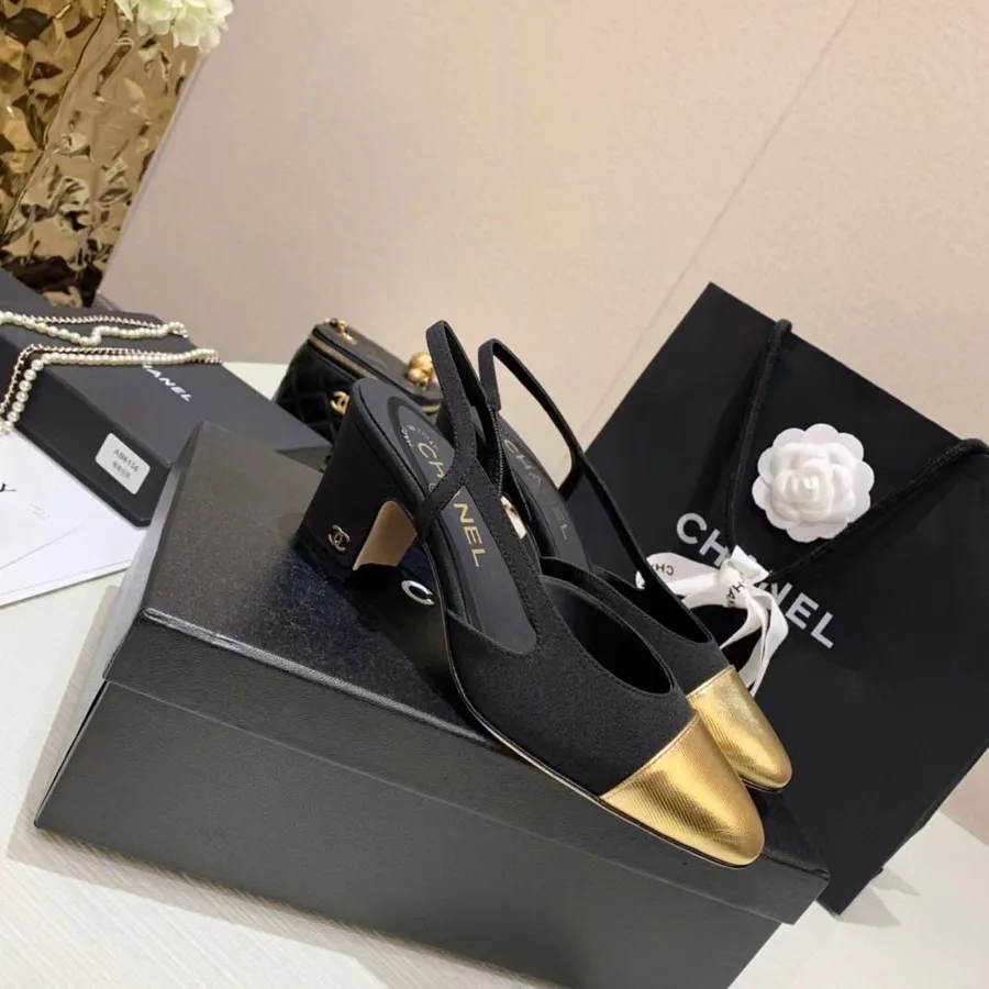 Zapatos De Tacón Chanel Con Tira Trasera En Piel De Becerro Colección Primavera/verano 2021, Negro/dorado