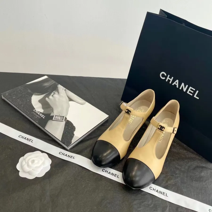 Chanel Mary Jane Pumps Aus Kalbsleder, Herbst-/Winterkollektion 2021, Beige/Schwarz