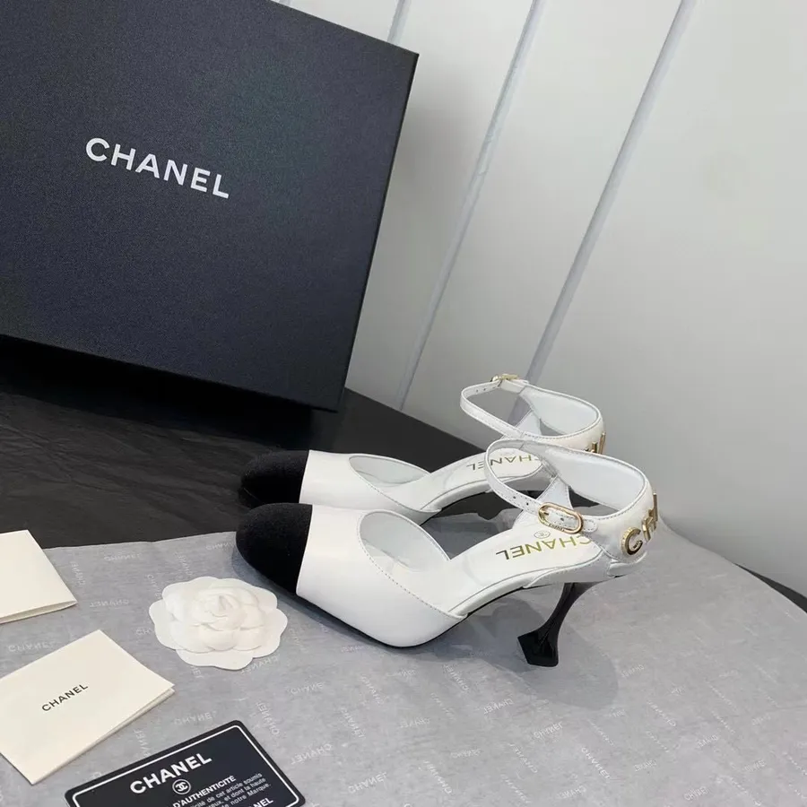 Décolleté Chanel Con Cinturino In Pelle Di Vitello Collezione Autunno/inverno 2021, Bianco/nero